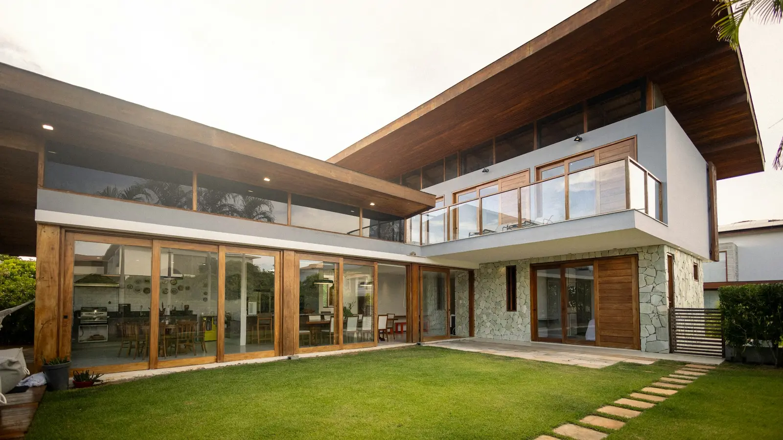 Casa moderna con grandes superficies acristaladas y jardín