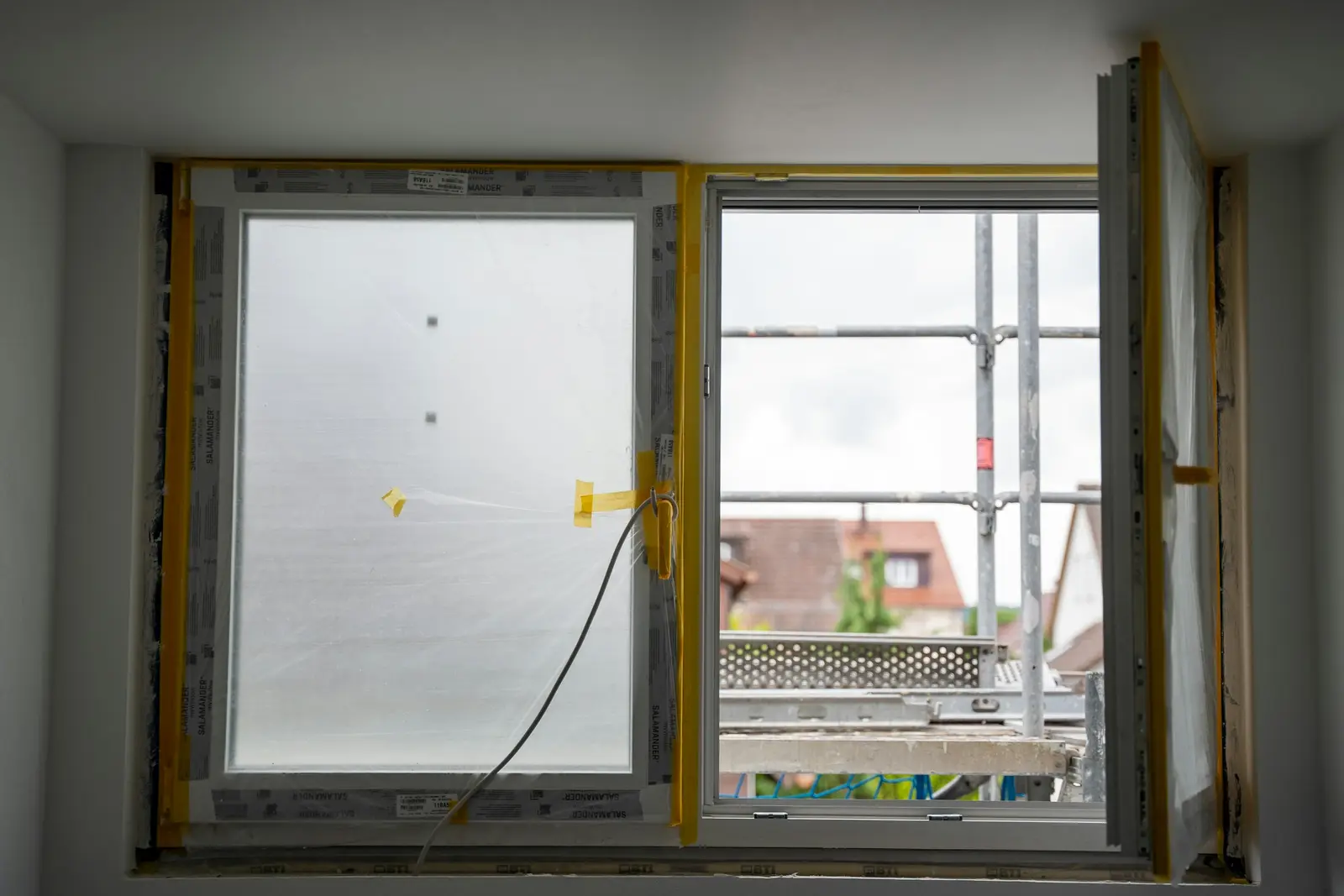 Ventana nueva recién colocada, con el cristal aún protegido por un plástico
